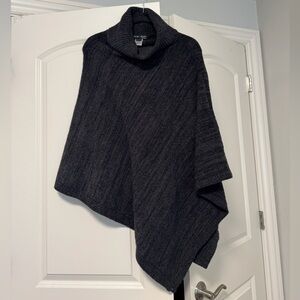 BAREFOOT DREAMS- Cozychic Point Dume Black/Grey  Poncho One Size Fits All